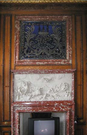 04 Bas-relief in context with gilded glass panel